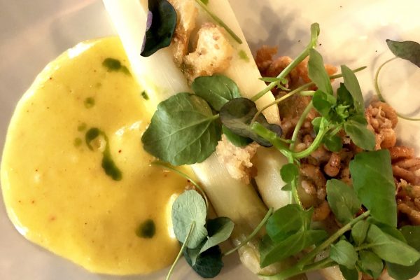 Steamed white asparagus, baby shrimps, hollandaise and cress, served at Palægade